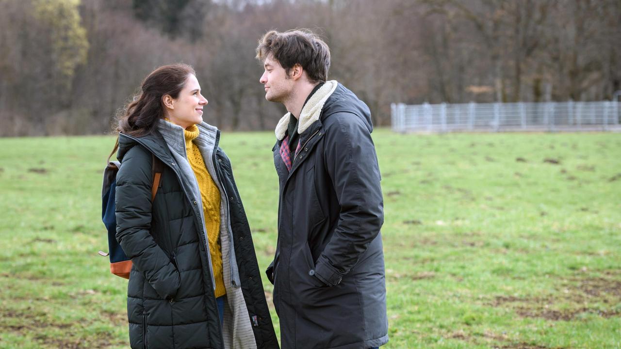 Bei einem spontanen Ausflug mit Joshua (Julian Schneider) kann Denise (Helen Barke) für einen Moment ihre Sorgen vergessen.