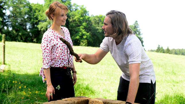 Bei einem Zusammentreffen im Wald merkt Rebecca (Julia Alice Ludwig) erneut, wie fasziniert sie von William (Alexander Milz) ist.