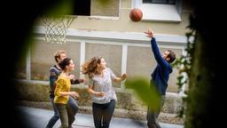 Beim Basketballspiel mit Alexandra (Kristina Dörfer) und Tina (Christin Balogh), nähern sich Nils (Florian Stadler) und Norman (Niklas Löffler) wieder an. Keiner merkt, dass sie heimlich beobachtet werden …