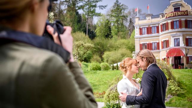 Beim Fotoshooting mit Nils (Florian Stadler) kommen Rebecca (Julia Alice Ludwig) und William (Alexander Milz) sich sehr nahe.