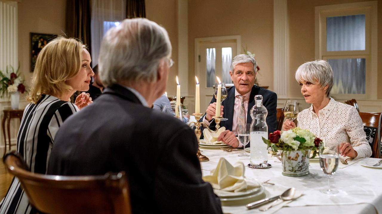 Beim gemeinsamen Abendessen versuchen Friedrich (Dietrich Adam) und Beatrice (Isabella Hübner), Gottfried (Wilfried Klaus) in Christines (Simone Rethel) Beisein auszuhorchen.