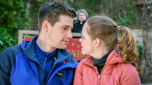 Bela (Franz-Xaver Zeller, h.)  beobachtet eifersüchtig einen Moment der Nähe zwischen Lucy (Jennifer Siemann) und Paul (Sandro Kirtzel).