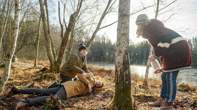 Bela (Franz-Xaver Zeller) und Lucy (Jennifer Siemann) finden den bewusstlosen Dirk (Markus Pfeiffer) im Wald.