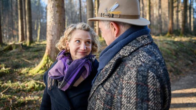 Bettina (Natalie Hünig) hofft, dass André (Joachim Lätsch) sie bittet, zu bleiben.