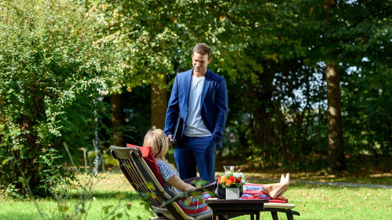 Boris (Florian Frowein, h.) erwägt vor Annabelle (Jenny Löffler), Tobias noch eine Chance zu geben.