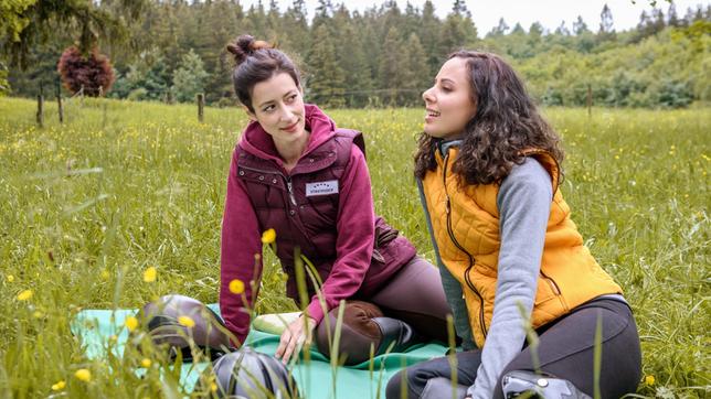 Carolin (Katrin Anne Heß) erfüllt Vanessa (Jeannine Gaspár) scherzhaft einen letzten Wunsch vor der Ehe.