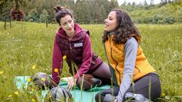 Carolin (Katrin Anne Heß) erfüllt Vanessa (Jeannine Gaspár) scherzhaft einen letzten Wunsch vor der Ehe.