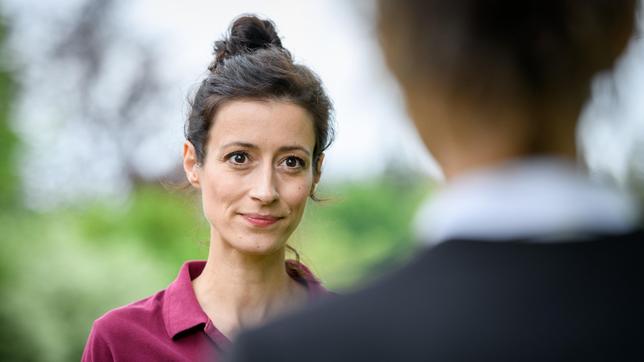 Carolin (Katrin Anne Heß) gesteht Vanessa (Jeannine Gaspár) ihre Gefühle.