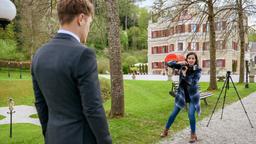 Carolin (Katrin Anne Heß) hat Mühe, Max (Stefan Hartmann) fotogen in Szene zu setzen.