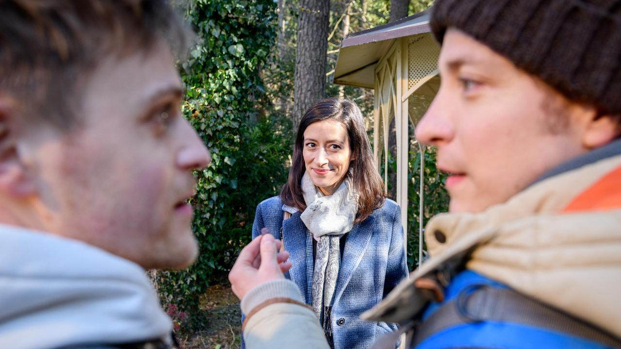 Carolin (Katrin Anne Heß) und Max (Stefan Hartmann) gefällt Gerrys (Johannes Huth) Liebesbeweis für Merle.