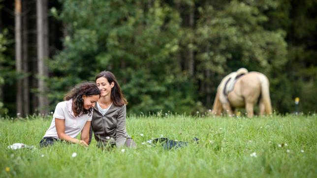 Carolin (Katrin Anne Heß) und Vanessa (Jeannine Gaspár) bleiben bei ihrem romantischen Date nicht lange ungestört.