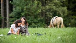 Carolin (Katrin Anne Heß) und Vanessa (Jeannine Gaspár) bleiben bei ihrem romantischen Date nicht lange ungestört.