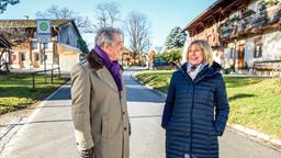 Charlotte (Mona Seefried) gratuliert André (Joachim Lätsch) zu seiner Verlobung mit Almut.