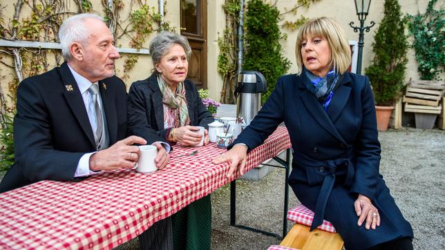 Charlotte (Mona Seefried) schiebt ihre aufkommenden Zweifel an Werner, im Gespräch mit Alfons (Sepp Schauer) und Hildegard (Antje Hagen) beiseite.