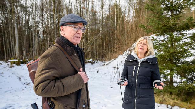 Charlotte (Mona Seefried) trifft Werner (Dirk Galuba) auf der Pirsch, der gerade auf ihr Fotomotiv – einen Hirschen – schießen möchte …