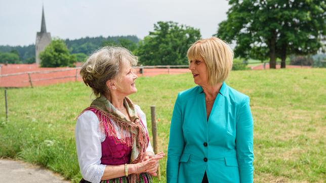 Charlotte (Mona Seefried) verspricht Hildegard (Antje Hagen), vor deren Haus eine Tempo-30-Zone einzurichten.