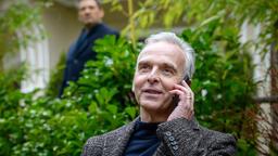 Christoph (Dieter Bach) beobachtet, dass Dr. Kamml (Ralf Komorr) eine Intrige gegen seine Patientin plant.