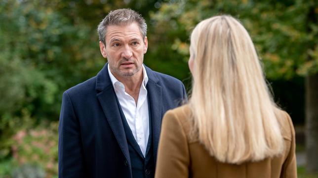 Christoph (Dieter Bach) beteuert vor Selina (Katja Rosin), Ariane nichts angetan zu haben.