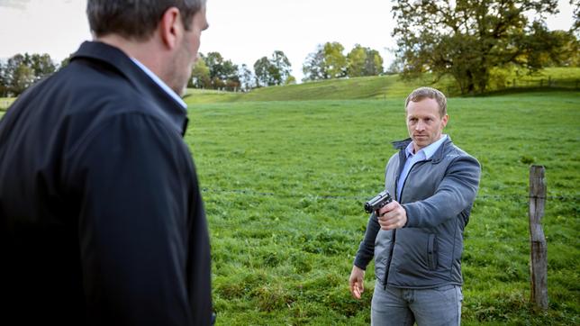 Christoph (Dieter Bach) ist überrascht, als Dr. Borg (Markus Ertelt) plötzlich eine Waffe auf ihn richtet.