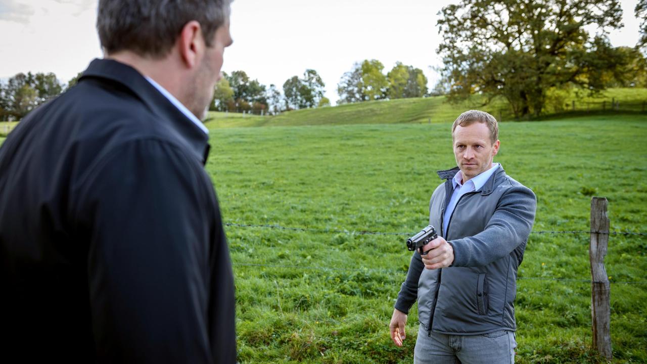 Christoph (Dieter Bach) ist überrascht, als Dr. Borg (Markus Ertelt) plötzlich eine Waffe auf ihn richtet.