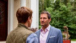 Christoph (Dieter Bach) kostet seinen vermeintlichen Triumph über Viktor (Sebastian Fischer) genüsslich aus.