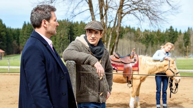 Bild: ARD/Christof Arnold Christoph (Dieter Bach) und Viktor (Sebastian Fischer) erkennen, wie gut Alicia (Larissa Marolt) der Umgang mit Taifun, nach ihrem Unfall bekommt.