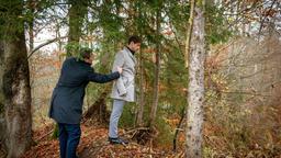 Christoph (Dieter Bach) will Paul (Sandro Kirtzel) von einem vermeintlichen Suizidversuch abhalten.