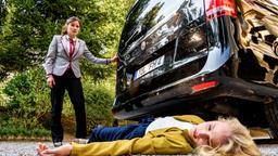 Clara (Jeannine Wacker) glaubt, dass sie Desirée (Louisa von Spies) mit dem Auto angefahren hat!