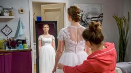 Clara (Jeannine Michèle Wacker) hilft Tina (Christin Balogh) bein Anziehen des Brautkleids.