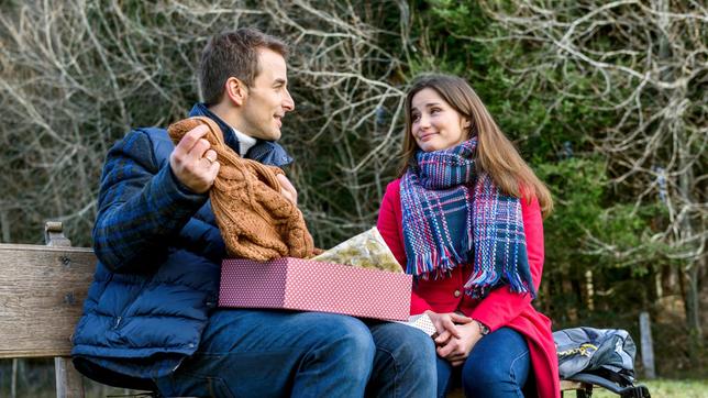 Bild: ARD/Christof Arnold Clara (Jeannine Wacker) macht Adrian (Max Alberti) ein Geburtstagsgeschenk und singt ihm ein Ständchen.