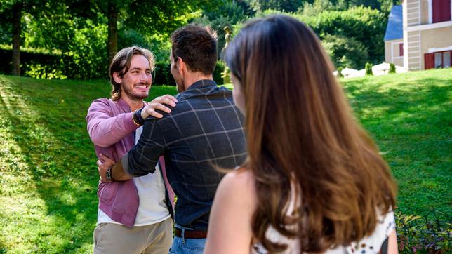 Clara (Jeannine Wacker) und Adrian (Max Alberti) sind außer sich vor Freude, als Adrians totgeglaubter Bruder William (Alexander Milz) im Fürstenhof auftaucht.