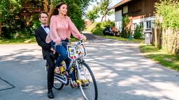 Clara (Jeannine Wacker) will mit einem bestrickten Fahrrad Werbung für ihr Atelier und ihre Strick-Kreationen machen. Sie startet zu einem Ausflug mit David (Michael N. Kühl) auf dem Gepäckträger.