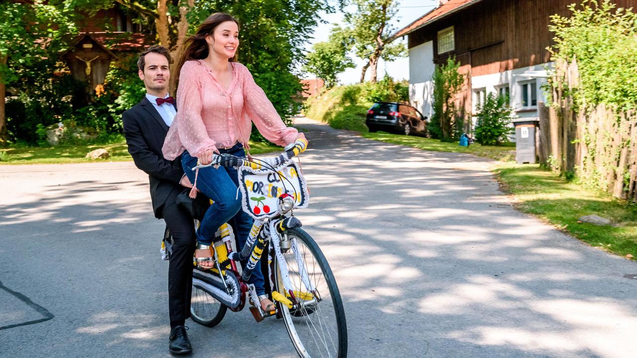 Clara (Jeannine Wacker) will mit einem bestrickten Fahrrad Werbung für ihr Atelier und ihre Strick-Kreationen machen. Sie startet zu einem Ausflug mit David (Michael N. Kühl) auf dem Gepäckträger.