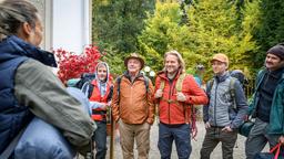 Coach Nico (Patricia Ivanauskas) heißt ihre Waldworkshopgruppe rund um Max (Stefan Hartmann), André (Joachim Lätsch) und Michael (Erich Altenkopf) willkommen (mit Komparsen).