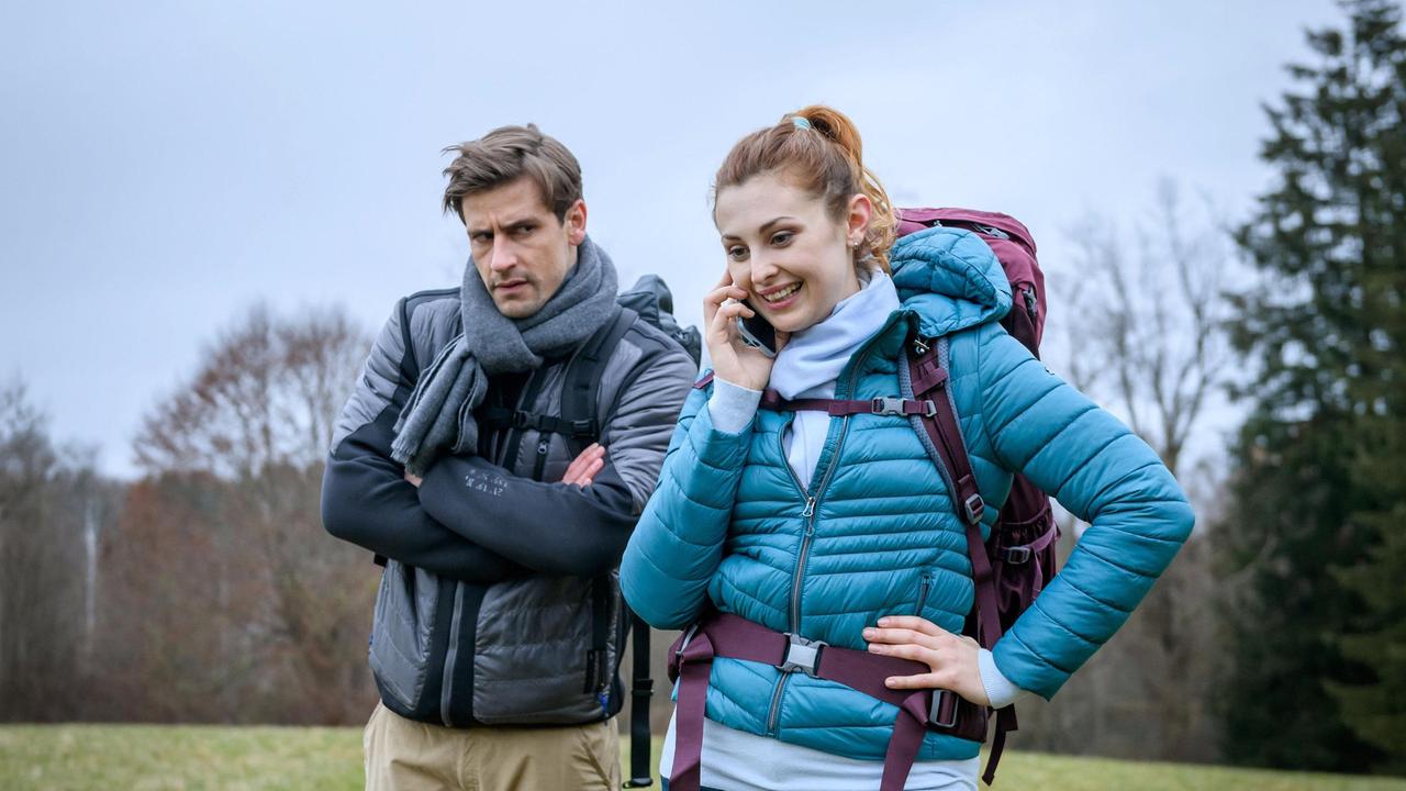 Constanze (Sophia Schiller) erfährt, dass sie den Kurzurlaub mit Paul (Sandro Kirtzel) abbrechen muss.