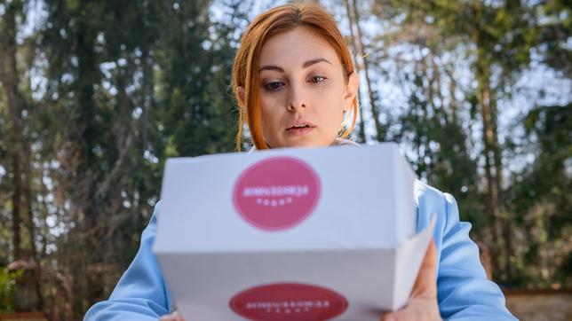 Constanze (Sophia Schiller) findet heraus, was Josie auf den Kuchen geschrieben hat.