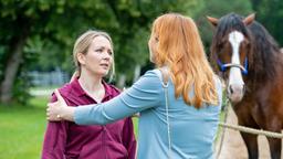 Constanze (Sophia Schiller) gesteht Selina (Katja Rosin) den Medikamentendiebstahl.