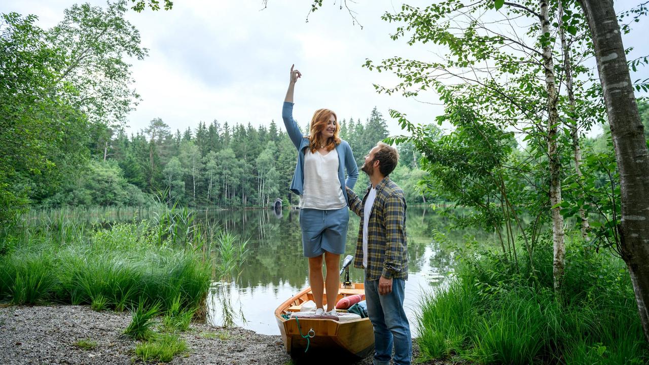 Constanze (Sophia Schiller) lädt Florian (Arne Löber) zu einem romantischen Bootsausflug ein.