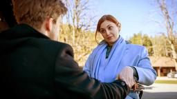 Constanze (Sophia Schiller) versucht, Paul (Sandro Kirtzel) in eine Falle zu locken.