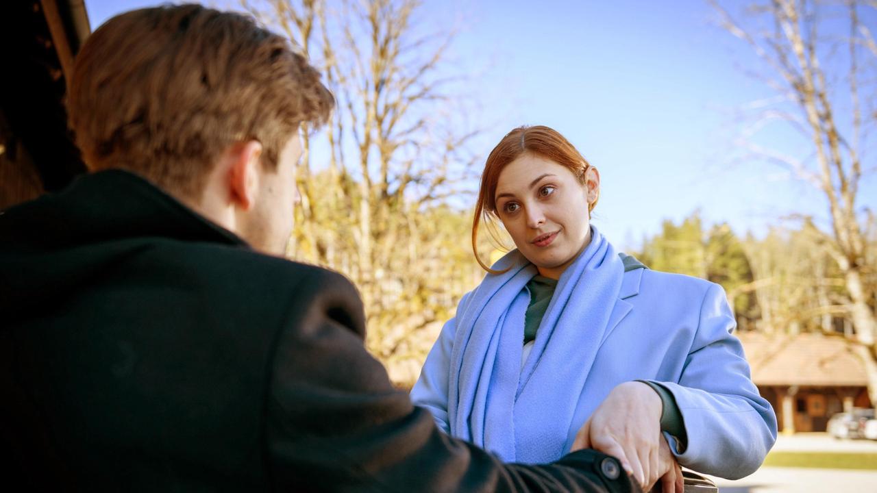 Constanze (Sophia Schiller) versucht, Paul (Sandro Kirtzel) in eine Falle zu locken.