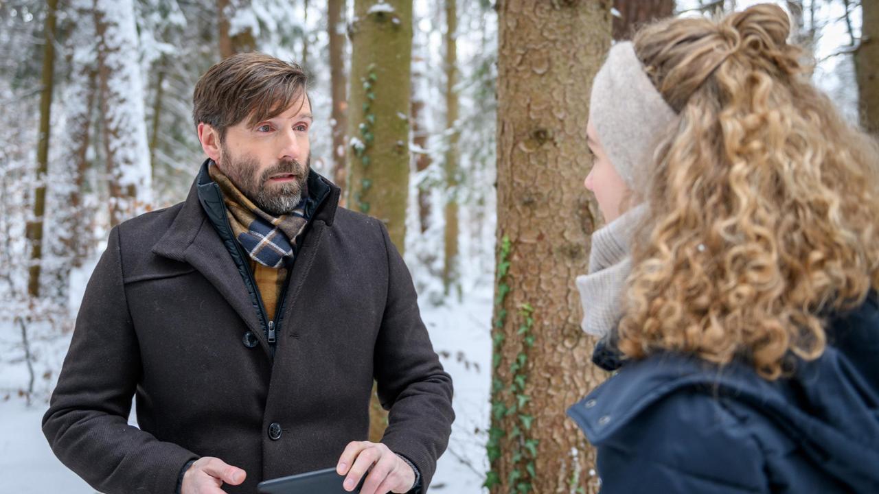 Cornelius (Christoph Mory) teilt Maja (Christina Arends) mit, dass er nichts Belastendes auf Eriks Laptop gefunden hat.