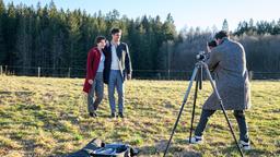 Dank Julian (Tim Borys) wird der Fototermin von Eleni (Dorothée Neff) und Leander (Marcel Zuschlag) doch noch ein Erfolg.