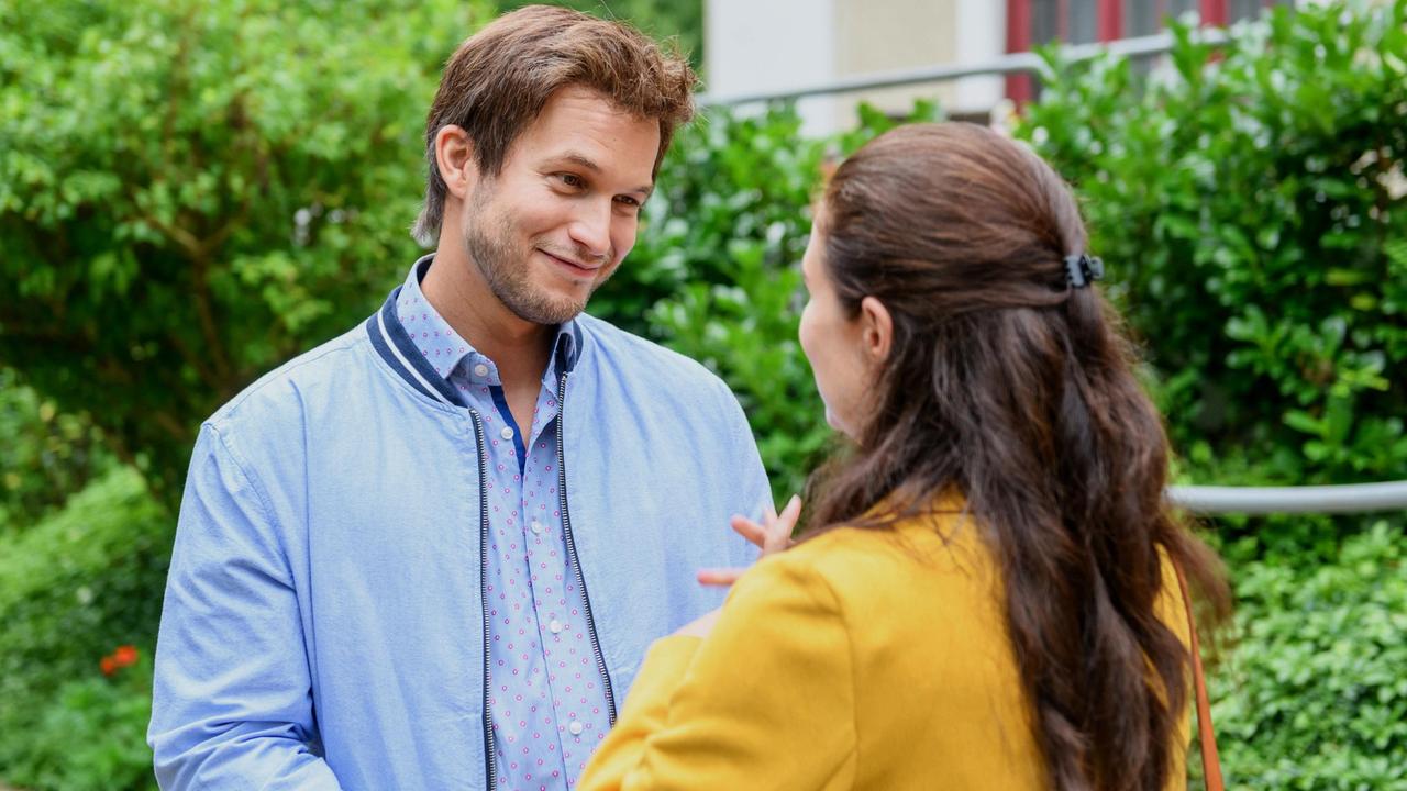 Denise (Helen Barke) bittet Boris (Florian Frowein) ihren Junggesellinnenabschied zu organisieren.