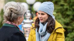 Denise (Helen Barke) hat das Geschenk für Alfons besorgt. Hildegard (Antje Hagen) freut sich.