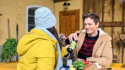 Denise (Helen Barke) und Henry (Patrick Dollmann) feiern ihre erfolgreiche Zusammenarbeit.