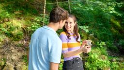 Denise (Helen Barke) und Joshua (Julian Schneider) machen eine geheimnisvolle Entdeckung.