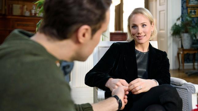 Desirée (Louisa von Spies) gibt vor, Carsten (Bastian von Bömches) zu glauben.