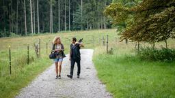 Dexter Torrence (Andreas Beckett) ermutigt Maja (Christina Arends), ihren Traum zu leben.