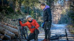 Die Mountainbike-Tour von Michael (Erich Altenkopf) und Max (Stefan Hartmann) findet ein jähes Ende.