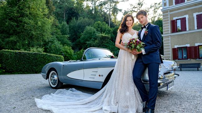 Die wahre Liebe siegt über alle Intrigen:  Denise (Helen Barke) und Joshua (Julian Schneider) geben sich vor der malerischen Kulisse des Fürstenhof das Ja-Wort. Doch vor der Hochzeit kommt es zu einem spektakulären Showdown auf Leben und Tod ...